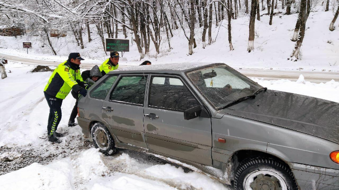 Yol polisləri qarda qalan sürücülərə belə kömək etdilər  - FOTO