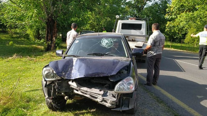 В Огузе автомобиль врезался в дерево, есть пострадавшие  - ФОТО
