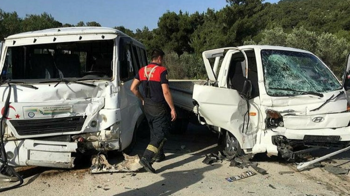 Yük maşını bağbanları daşıyan mikroavtobusla toqquşdu:  1-i ağır, 8 yaralı - FOTO 