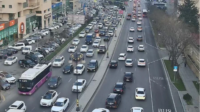 На каких улицах Баку 2 февраля наблюдаются транспортные заторы? 