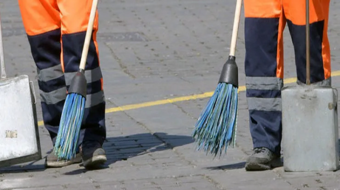 Bakıda süpürgəçilər arasında dava - Kişi qadını döydü