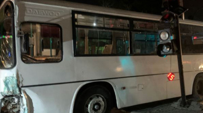 Mehdiabadda avtobusun iştirakı ilə qəza olub, 2 nəfər xəsarət alıb 