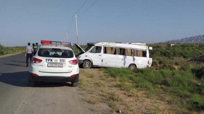 Fəhlələri daşıyan mikroavtobus avtomobillə toqquşub: Xəsarət alanlardan biri uşaqdır 