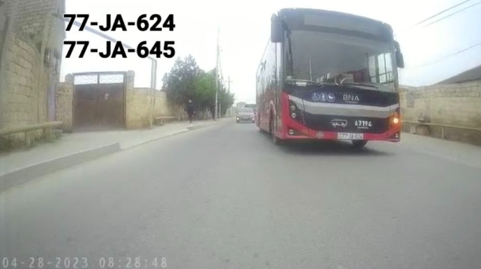 "BakuBus" sürücüləri məktəbin qarşısında yarışa çıxdılar  - VİDEO