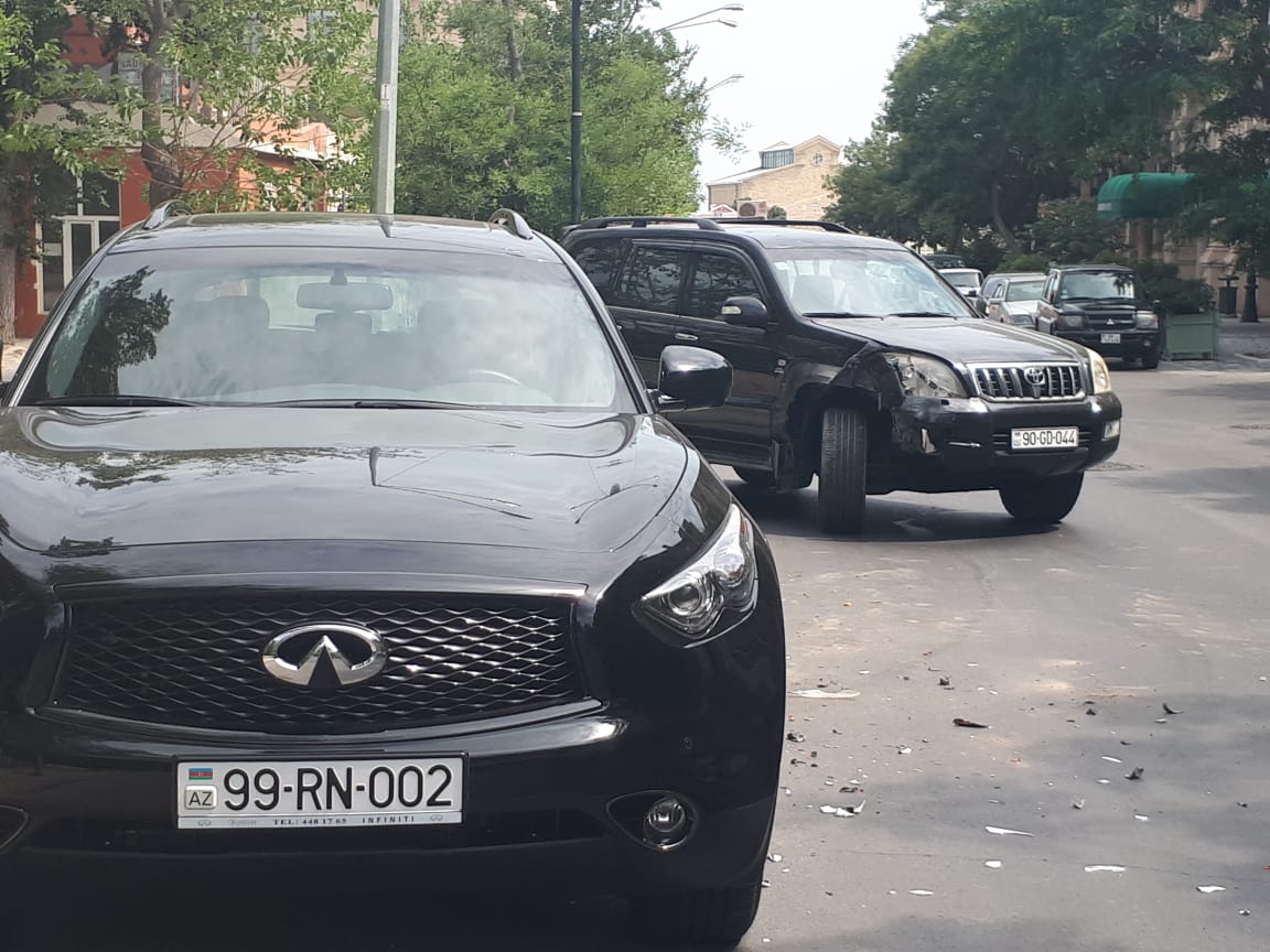 Bakıda məhkəmə əməkdaşının avtomobilini vurdular - FOTO