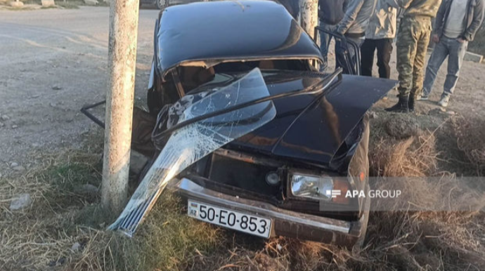 Sumqayıtda avtomobil elektrik dirəyinə çırpılıb, xəsarət alanlar var  - FOTO