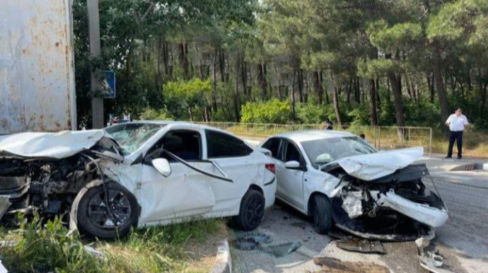 Sükan arxasına keçən 16 yaşlı gənc qəza törətdi: 7 yaralı - FOTO 