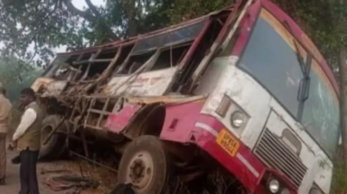 В ДТП с грузовиком и автобусом в Индии погибли 6 человек, 15 ранены