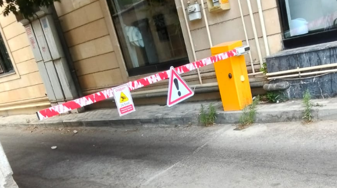 Yasamalda məhəlləyə qoyulan şlaqbaumu FHN sökdürsə də, sakinlər yenidən quraşdırıb - FOTO 