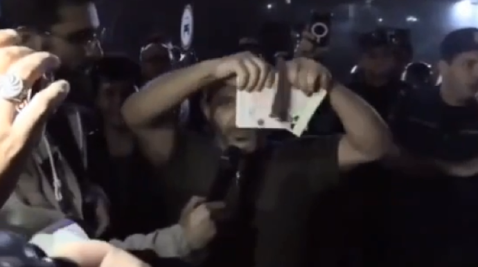 İrəvanda etirazçılar rus pasportlarını cırdılar - VİDEO 