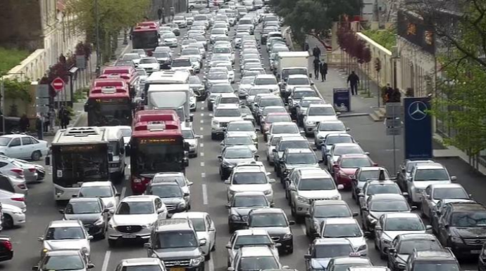 Bu səhvi təkrarlayan sürücülər zəncirvari qəzaya səbəb olur - Mütəxəssisdən TÖVSİYƏ - VİDEO 