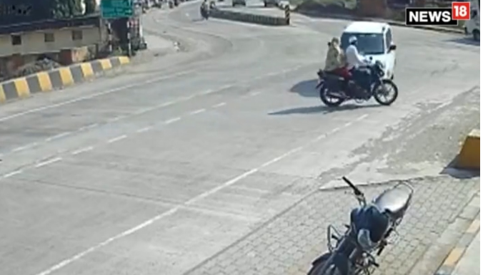 Avtomobil çırpıldığı motosikletdəki qadın və uşağı havaya uçurdu - VİDEO