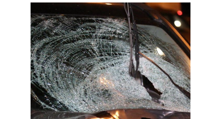 Abşeronda maşın işıq dirəyinə çırpıldı