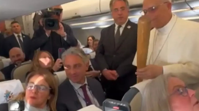 Təyyarədə hədiyyə aldı, baxışları müzakirə yaratdı - VİDEO