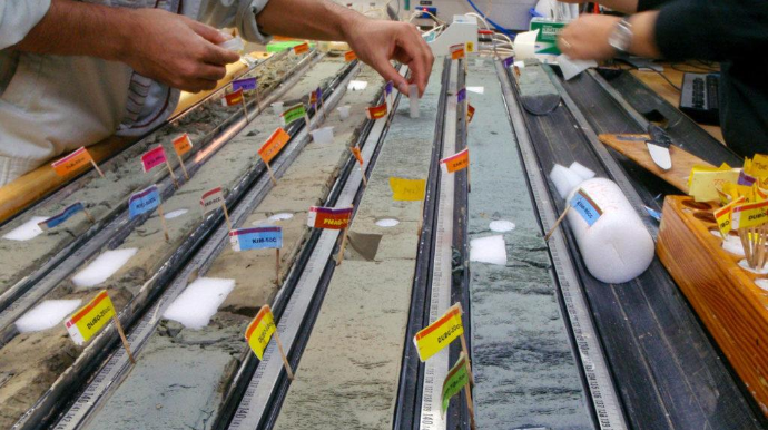 Alimlər 100 milyon il okean dibində yatan mikrobları “oyadıblar”