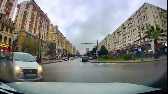 Prospektdə qayda tanımayan sürücü əks yoldan gələn avtomobili az qala vuracaqdı   - VİDEO