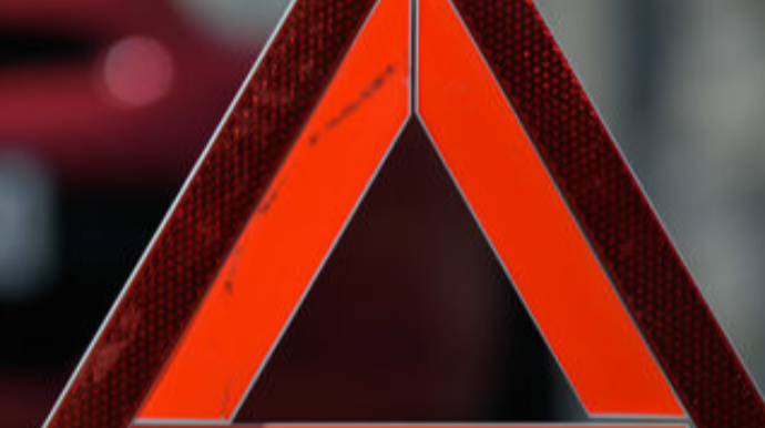 Ağstafada minik maşını aşıb, sürücü xəsarət alıb 