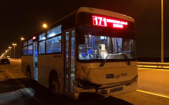 171 saylı avtobus yük maşını ilə toqquşdu: 24 nəfər xəsarət alıb