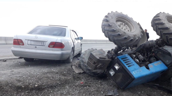 Kürdəmirdə “Mercedes” traktora çırpıldı; 1 ölü, 3 yaralı 