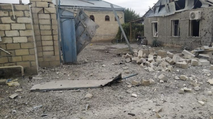 Ermənilərin atdığı top mərmiləri Ağdamda Poçt binasına və xəstəxanaya düşüb