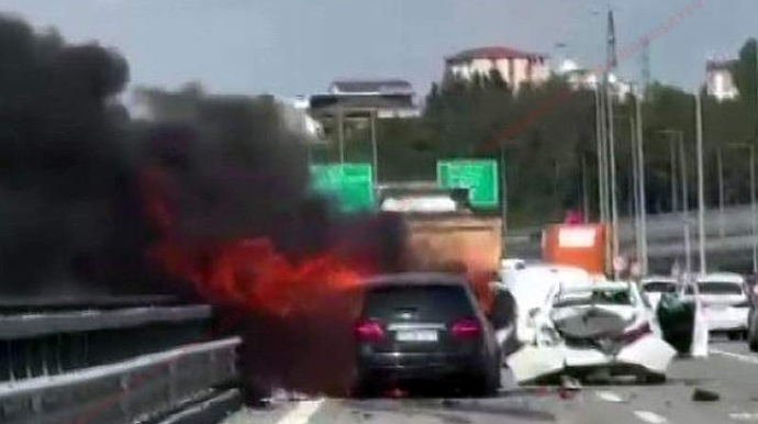 Zəncirvari yol qəzasında 2 maşın yandı, 3 nəfər xəsarət aldı - VİDEO 