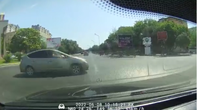 "Prius" taksi təhlükə yaratdı:  qəzadan son anda...  - VİDEO