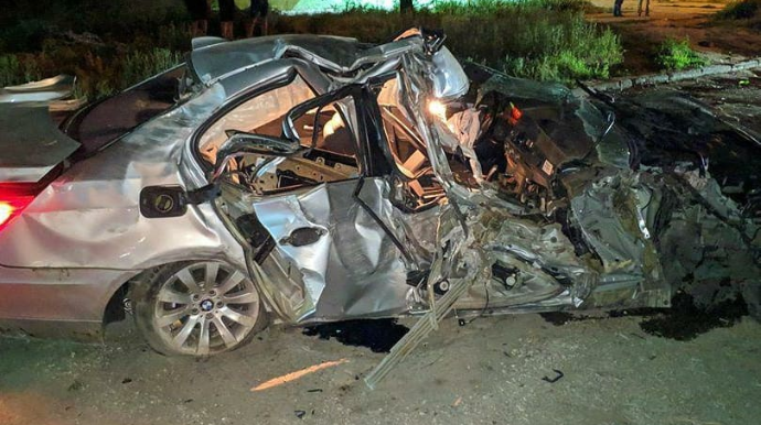 Xarici nömrə nişanlı “BMW” ağaca çırpıldı;  sürücü öldü - FOTOLAR 