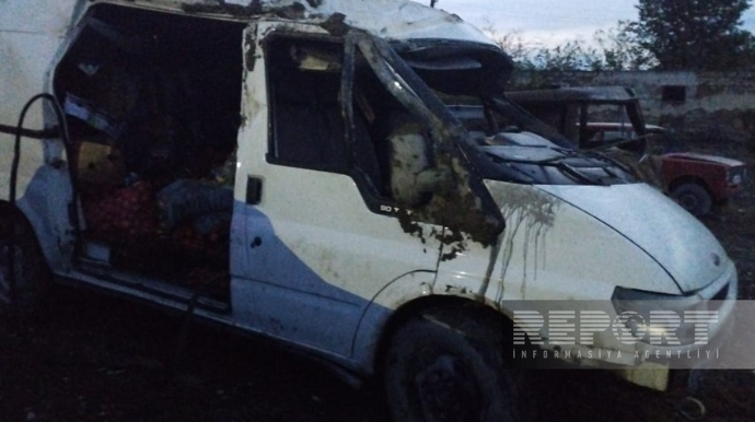 В Гаджигабуле двое пострадали при столкновении легкового автомобиля и грузовика  - ФОТО