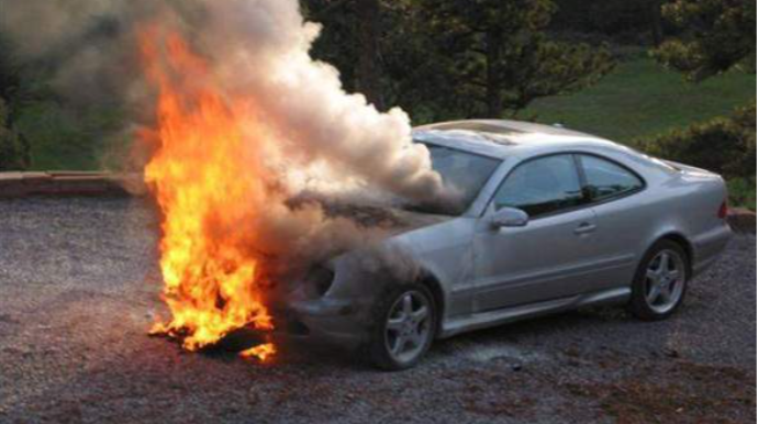 Bakıda “Mercedes” yanıb