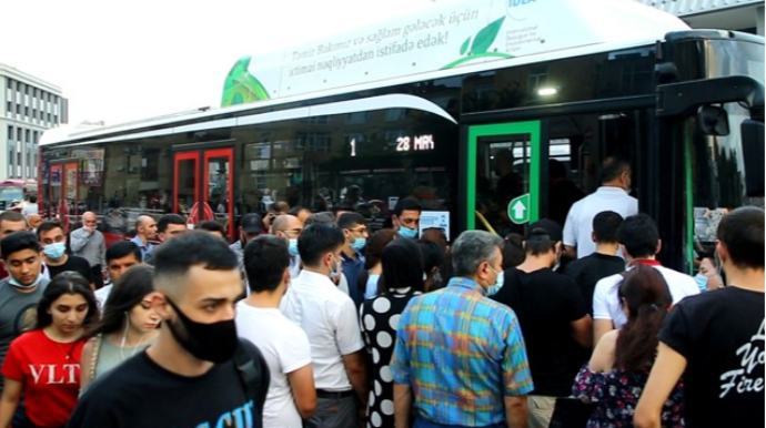 “Sıxlıq olan avtobuslara minməyin” çağırışından sonrakı vəziyyət - VİDEO