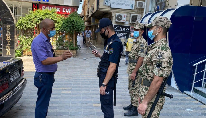 Bakıda maska taxmayan şəxslər cərimələndi  - FOTO