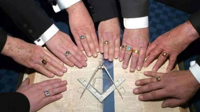 Azərbaycanda massonlara aid əşyalar satışa çıxarılıb - FOTO