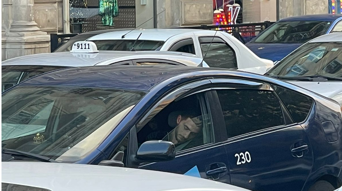 Bakıda "Uber" sürücüsü tıxacda sükan arxasında yatdı   - FOTO