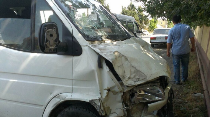 Salyanda mikroavtobus kanala aşıb, ölən var 