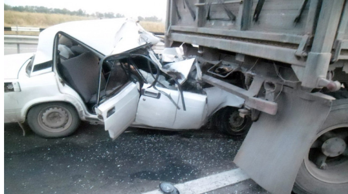 Goranboyda minik maşını "KamAZ"la toqquşdu, xəsarət alan var 