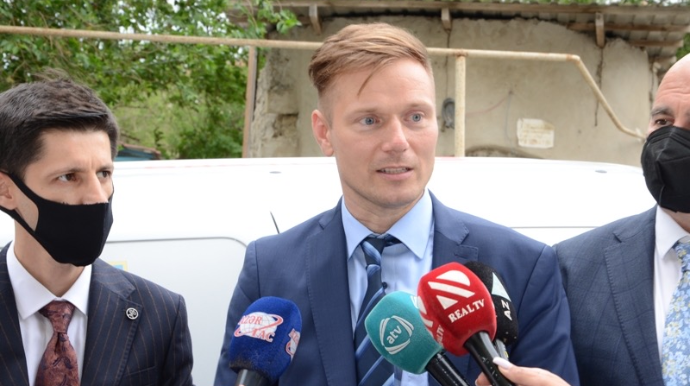 Alman mütəxəssis paytaxtda yeni liftlərin  quraşdırılması ilə tanış olub  - FOTO