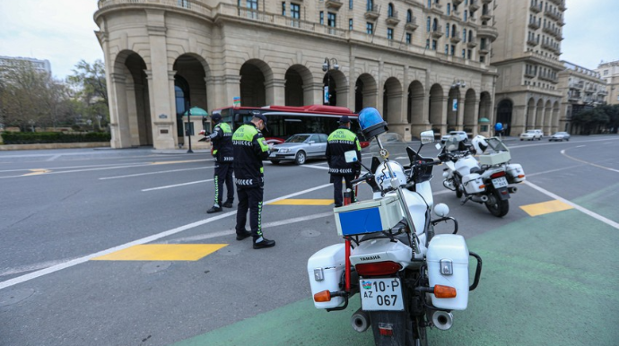 Paytaxtda yol polisini maşın vurdu - VİDEO