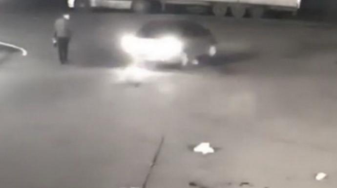 Prokuroru maşına bağlayıb sürüdülər - ŞOK VİDEO