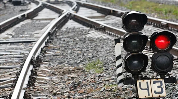 Yük qatarının 40-a yaxın vaqonu relsdən çıxıb