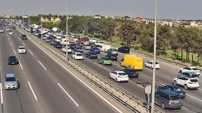 Aeroport yolunda sürücünün halı pisləşdi; sıxlıq yarandı 