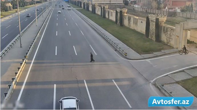 Bakıda maşın yola qaçan qadını vurdu - Günah kimdədir? - REAL VİDEO  