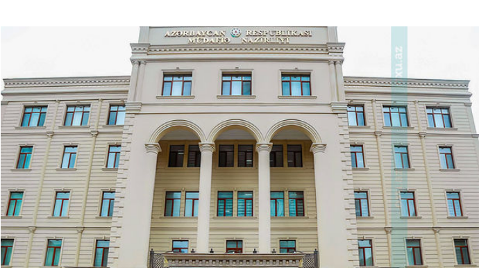 Демонстранты и миротворцы на дороге Шуша-Ханкенди смотрят матч Франция-Марокко