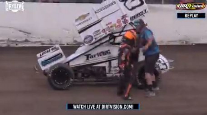 Avtomobil yarışı zamanı qəzaya düşən pilot rəqibini döyüb