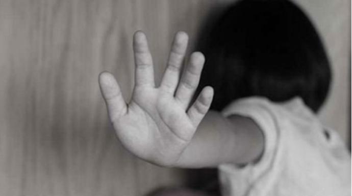 8 yaşlı qızını cinsi istismara sövq etmişdi - Ana və iki kişiyə ağır cəza verildi 