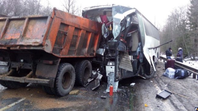 Reys avtobusu “Kamaz”la toqquşdu;  3 ölü, 5 yaralı – FOTO 