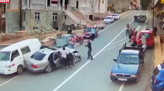 Sürücünün qəza nəticəsində özünü itirməsi daha ağır qəzaya səbəb oldu   - VİDEO