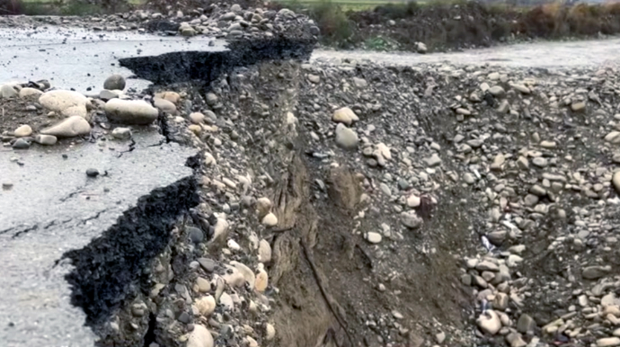 Ağsuda çay daşdı, üç kəndin yolunda təhlükəli vəziyyət yarandı - VİDEO 