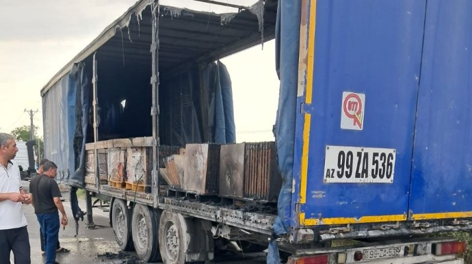 Bakı-Qazax yolunda hərəkətdə olan yük maşını yandı - FOTO 