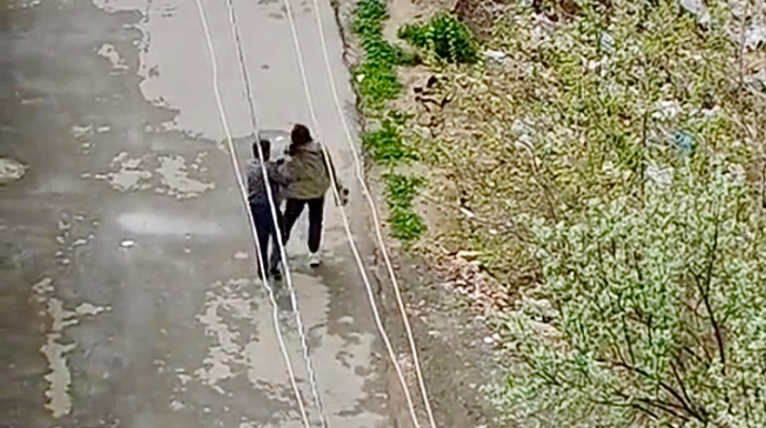 Xırdalanda qadına qarşı zorakılıq: Saçından tutub...   - VİDEO