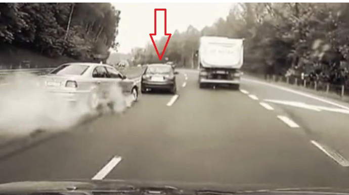 Sürətli yolda güzgüyə baxmayan sürücü "BMW"-ni qəzaya saldı  - VİDEO